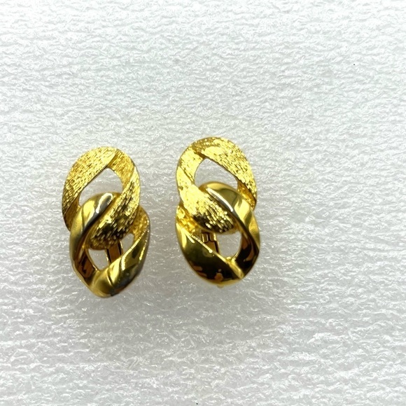 Napier Knot Gold Tone Screw Back Clip On Vintage Earrings Classic Chic Signed - Picture 6 of 7